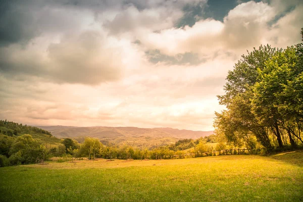 Paisaje idílico en las montañas . — Foto de Stock