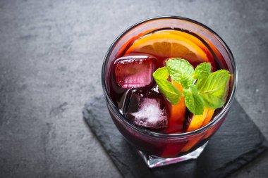 Sangria ile meyve nane ve siyah arduvaz buza.