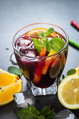 Sangria ile meyve nane ve siyah arduvaz buza.