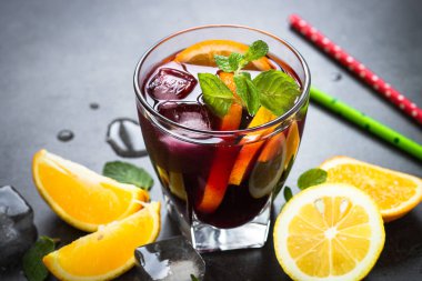 Sangria ile meyve nane ve siyah arduvaz buza.