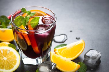 Sangria ile meyve nane ve siyah arduvaz buza.