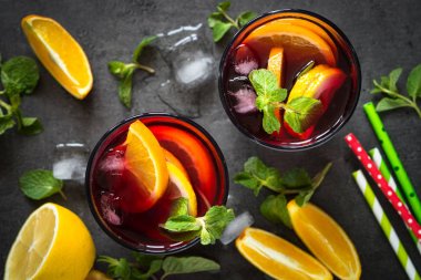 Sangria ile meyve nane ve siyah arduvaz buza.