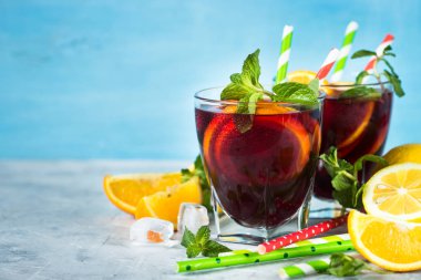 Sangria meyve nane ve buz ile.