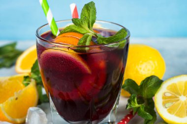 Sangria meyve nane ve buz ile.