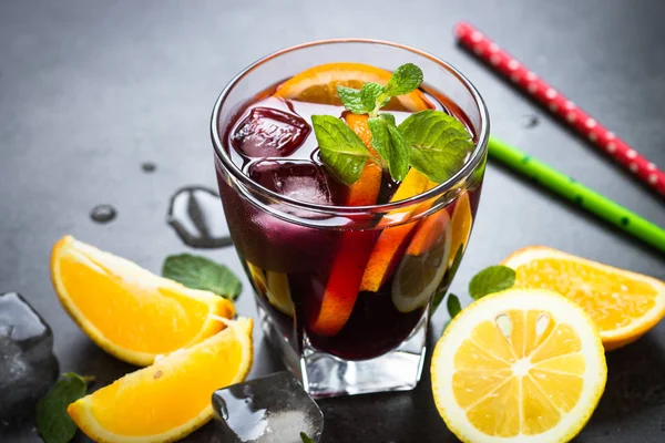 Sangria ile meyve nane ve siyah arduvaz buza.