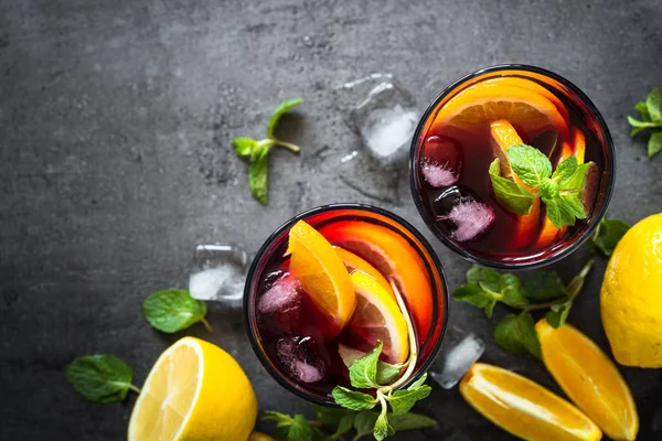 Sangria ile meyve nane ve siyah arduvaz buza.