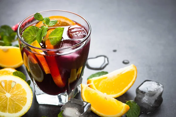 Sangria ile meyve nane ve siyah arduvaz buza.