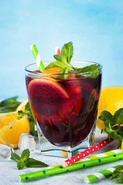 Sangria meyve nane ve buz ile.