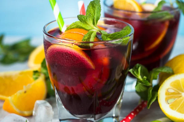 Sangria meyve nane ve buz ile.