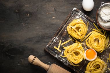 Patlıcanlar ev yapımı makarna tagliatelle ahşap masa.