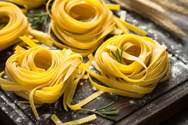 Taze çiğ ev yapımı makarna tagliatelle