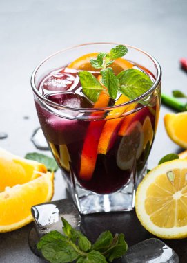 Sangria meyve nane ve buz ile.