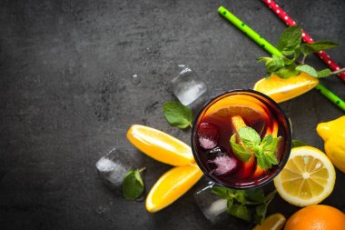 Sangria meyve nane ve buz ile.