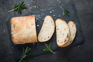 İtalyan ciabatta ekmeği üzerinde siyah barut otlar ve zeytin ile.