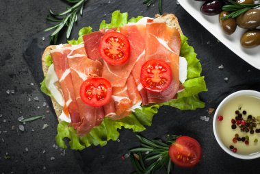 Jamon serrano mozzarella ciabatta sandviç salata yaprakları