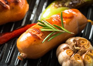 Siyah arka plan, pan Kızarmış sosis ile Sebze Izgara