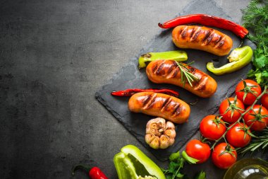 Fried Barbekü sosis siyah arka plan, sebzeli