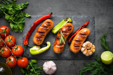 Fried Barbekü sosis siyah arka plan, sebzeli