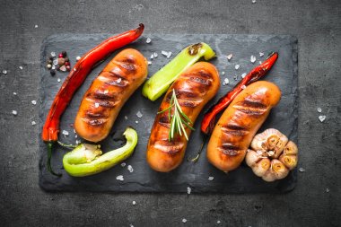 Fried Barbekü sosis siyah arka plan, sebzeli