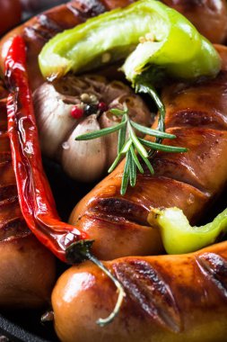 Fried Barbekü sosis sebzeler demir pan.
