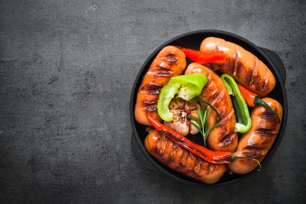 Fried Barbekü sosis siyah arduvaz masada sebzeli.