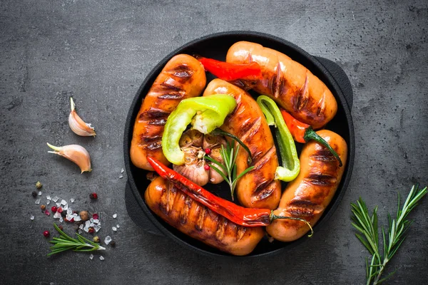 Fried Barbekü sosis siyah arduvaz masada sebzeli.