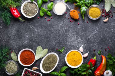 Çeşitli baharatlar ve otlar siyah taş tablo kümesi.