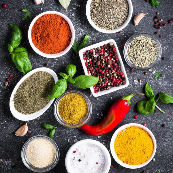 Çeşitli baharatlar ve otlar siyah taş tablo kümesi.