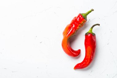 beyaz üzerine kırmızı sıcak biber biber.