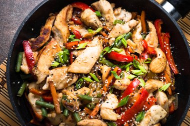 Sebzeli tavuk stir fry.