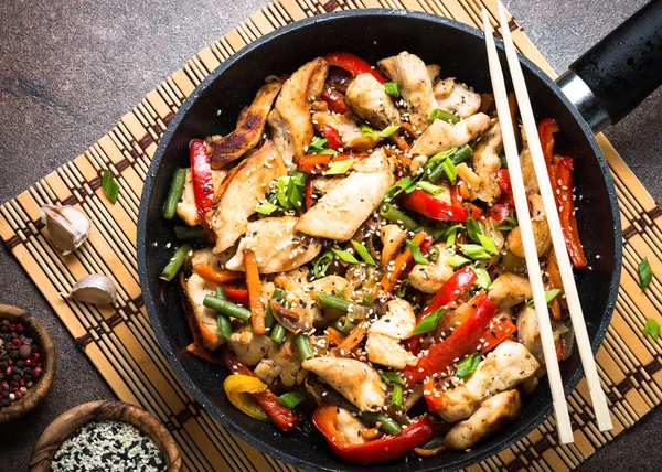 Chicken stir fry with   vegetables. — Stock Photo, Image