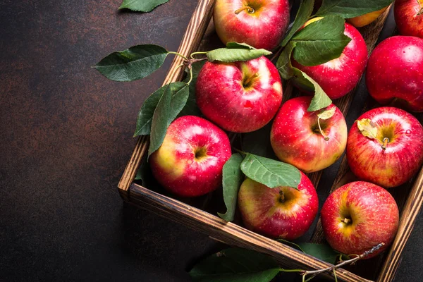 Mele rosse in vassoio di legno . — Foto Stock