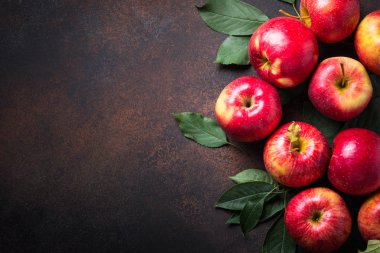 Masada yaprakları olan kırmızı elmalar.. 