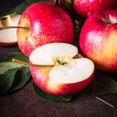 Masadaki kırmızı elmalar.. 