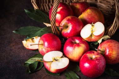 Masadaki kırmızı elmalar.. 