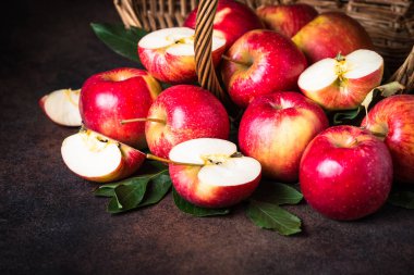 Masadaki kırmızı elmalar.. 