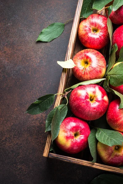 Rode appels in houten lade. — Stockfoto