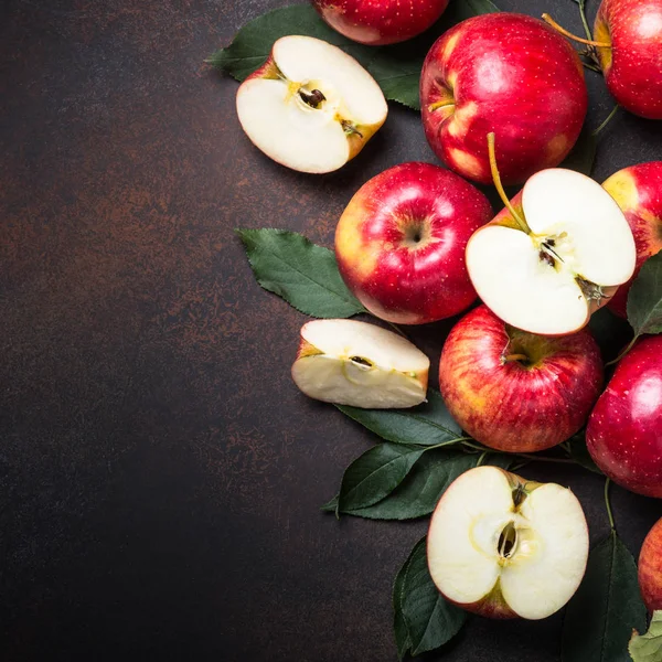 Masada yaprakları olan kırmızı elmalar.. 