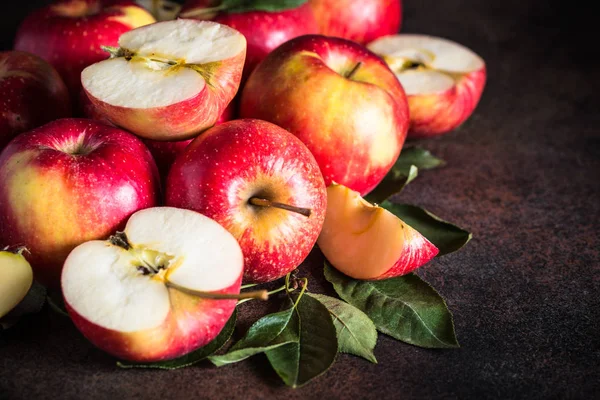 Red apples on the table. — Stock Photo, Image