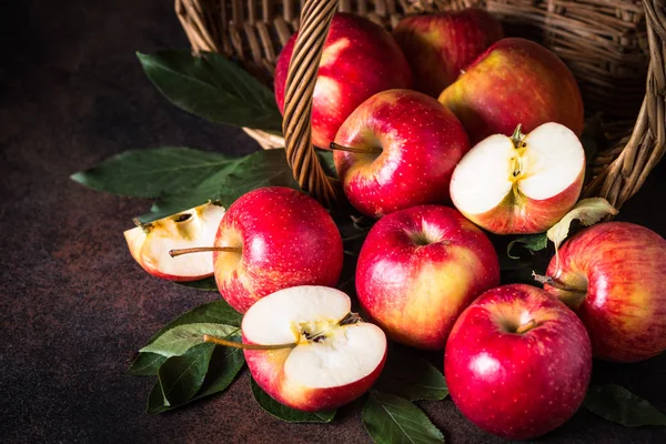 Masadaki kırmızı elmalar.. 