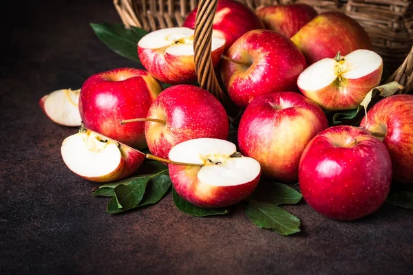 Manzanas rojas en la mesa. — Foto de Stock