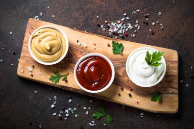 Ağaç klasik sos - ketçap, mayonez, hardal.