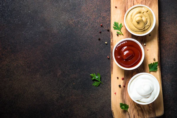 Ağaç klasik sos - ketçap, mayonez, hardal. — Stok fotoğraf