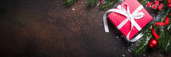 Weihnachten rote Geschenkschachtel auf dunklem Hintergrund. — Stockfoto