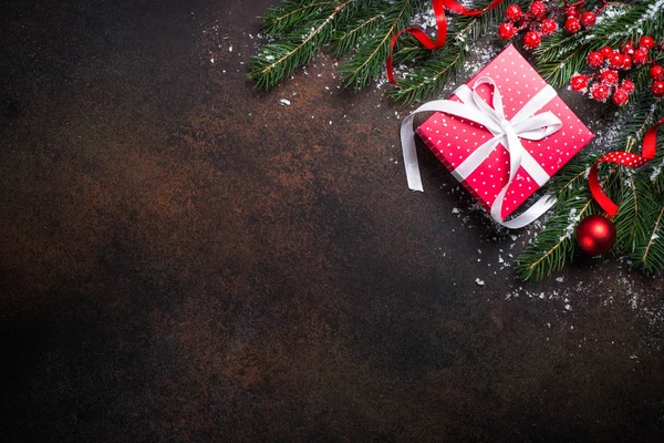 暗い背景に赤のクリスマス プレゼント ボックス. — ストック写真