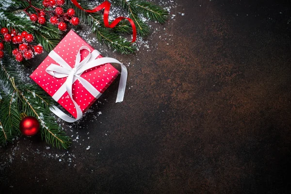 Natale scatola regalo rosso su sfondo scuro . — Foto Stock