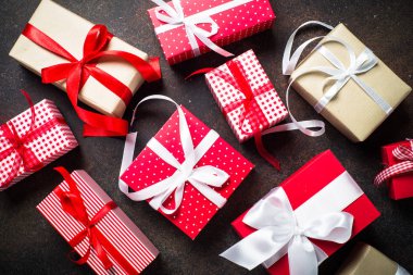 Kırmızı ve beyaz kutusunda Noel hediyeleri