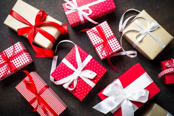 Kırmızı ve beyaz kutusunda Noel hediyeleri