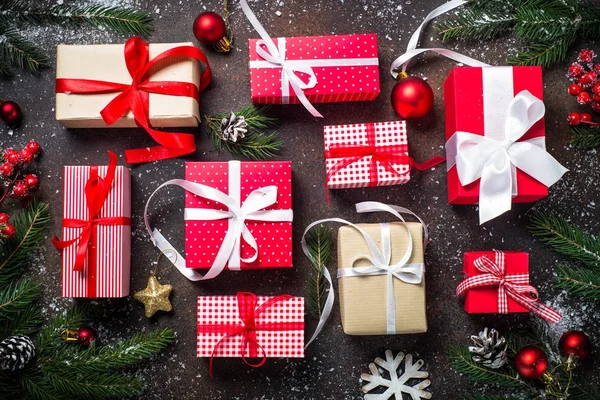 Presentes de Natal em caixa vermelha e branca — Fotografia de Stock