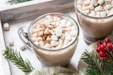 Noel sıcak çikolata veya kakao ile beyaz hatmi.